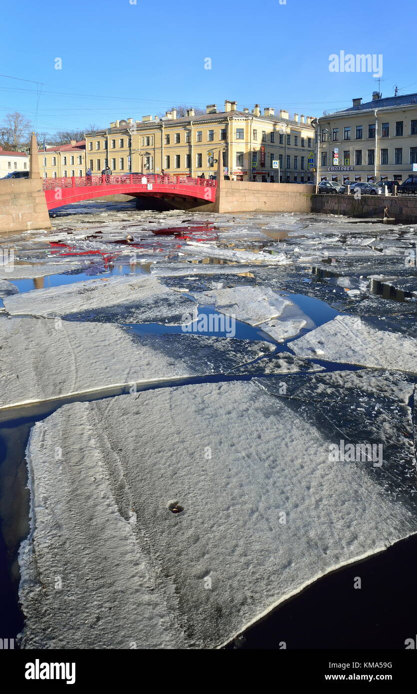 Blick auf die rote Brücke über den Fluss Fontanka und das Auseinanderbrechen der Vertikal Stockfoto