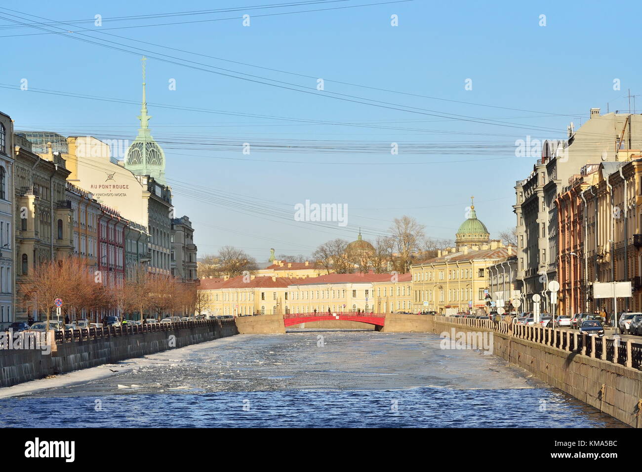 St. Petersburg, Russland - 24. März 2017: Landschaft mit roten Brücke und Eis über dem Fluss Fontanka an einem sonnigen Tag Stockfoto