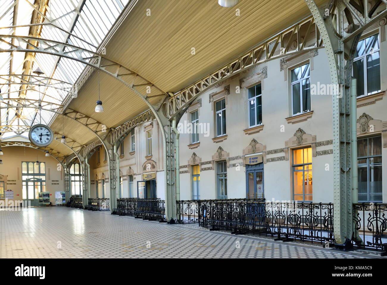 St. Petersburg, Russland - 24. März 2017: alte Lobby mit der großen Uhr Bahnhof Vitebsky Bahnhof in sonnigen Tag Stockfoto