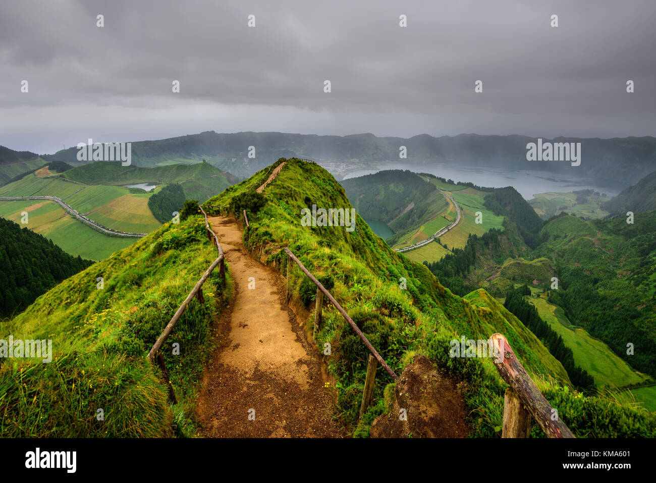 Erstaunlich Azoren Landschaft. Panoramasicht auf den See von Sete Cidades, Azoren, Portugal. Aussichtspunkt Vista do Rei Sao Miguel. Stockfoto