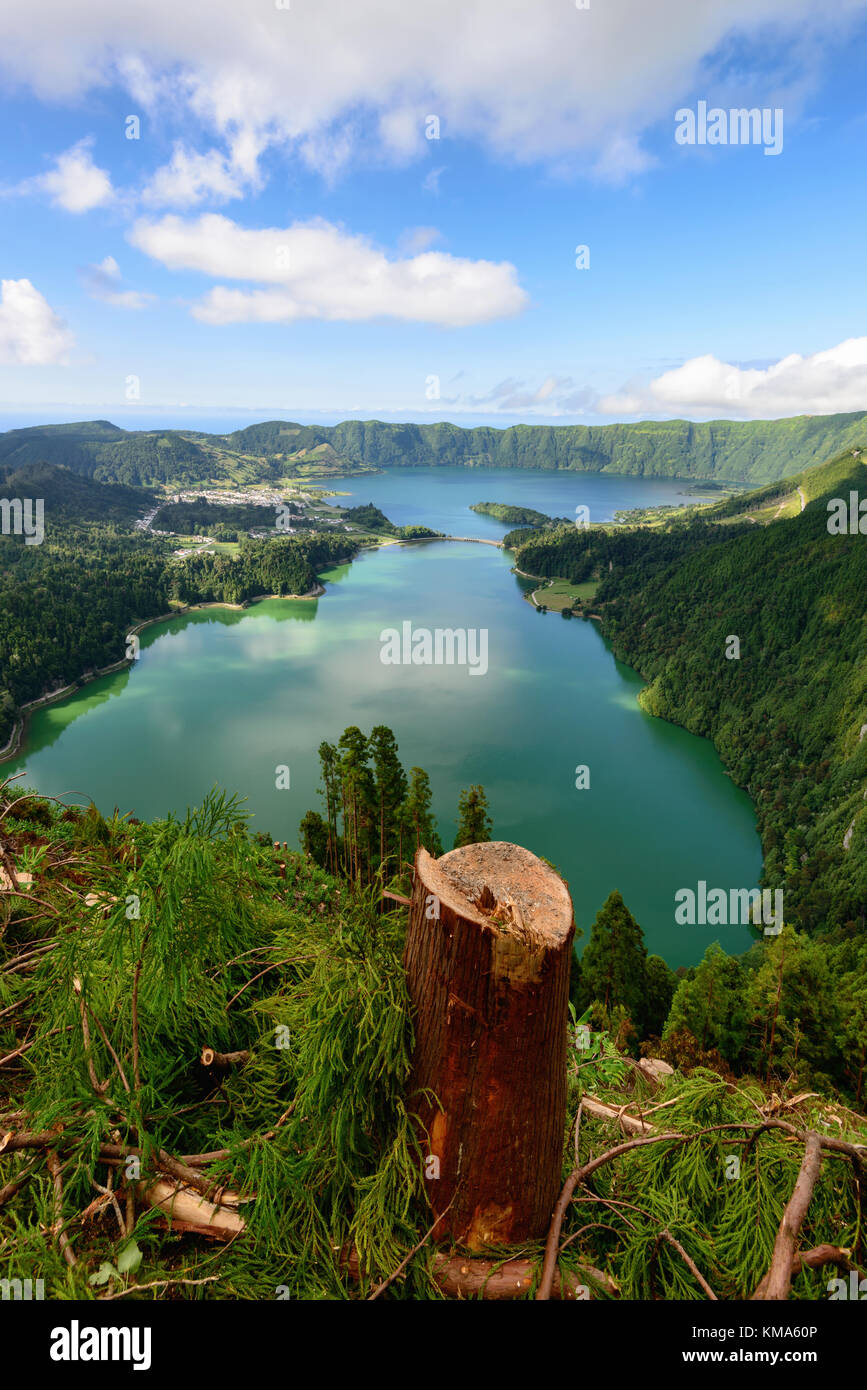 Erstaunlich Azoren Landschaft. Panoramablick auf den See von Sete Cidades, Azoren, Portugal. Aussichtspunkt Vista do Rei sao Miguel. Stockfoto