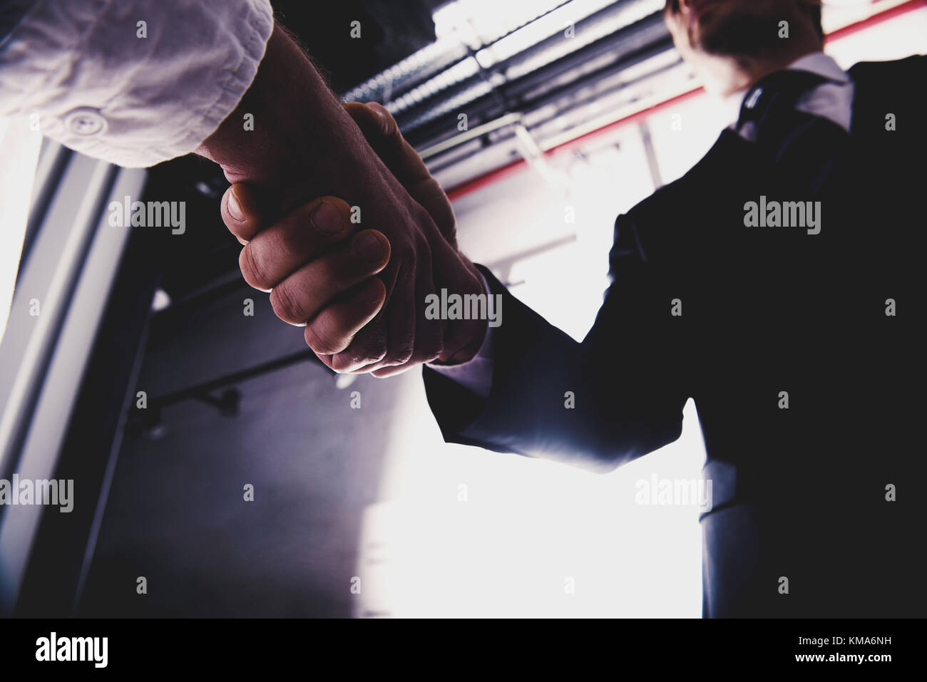 Handshaking business Person im Büro. Konzept der Teamarbeit und Partnerschaft Stockfoto