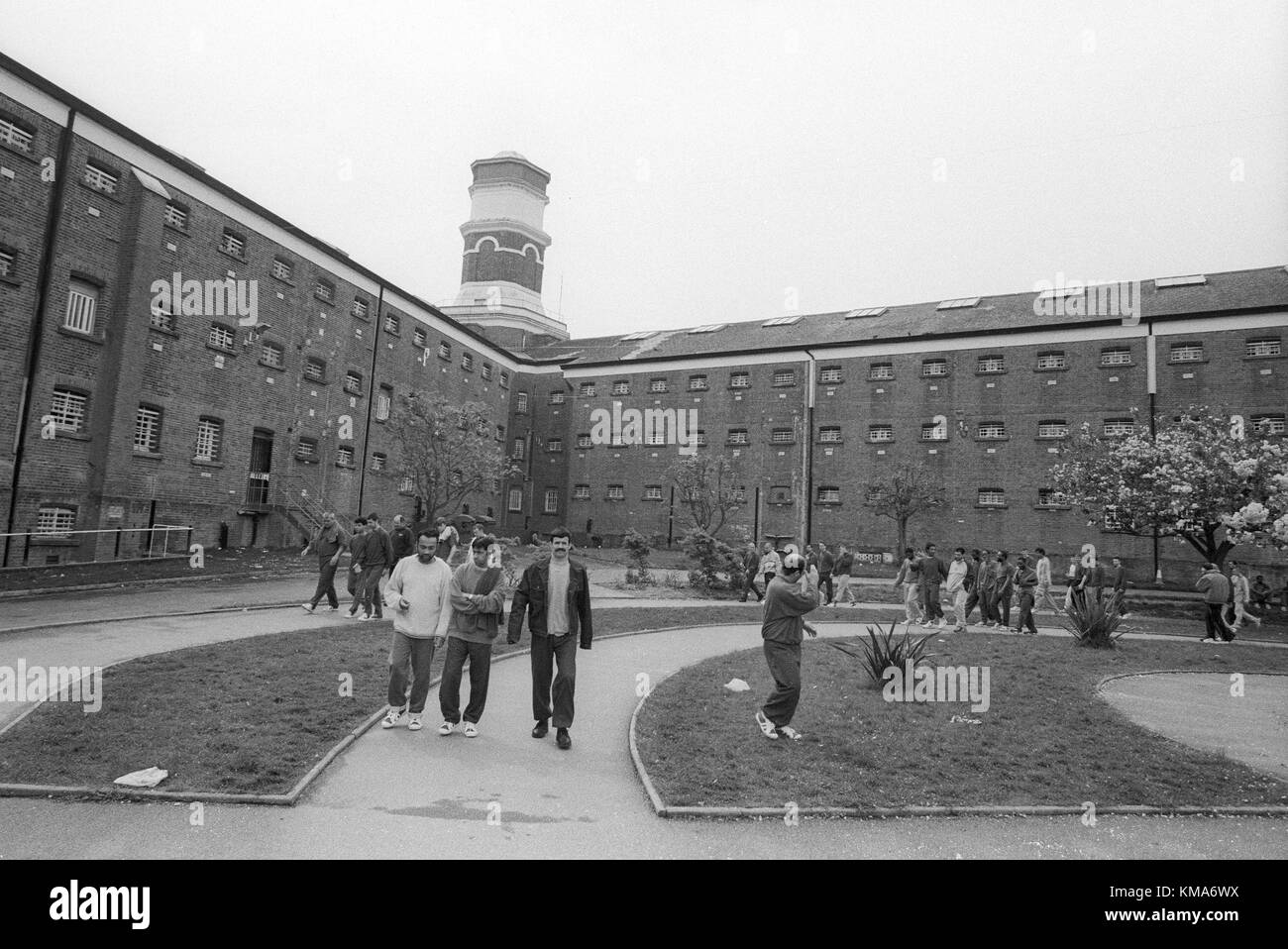 Insassen, die in der übung Hof während der Verbindung an HMP Winchester, Winchester, Hampshire, Vereinigtes Königreich. 10. Mai 2001. Stockfoto