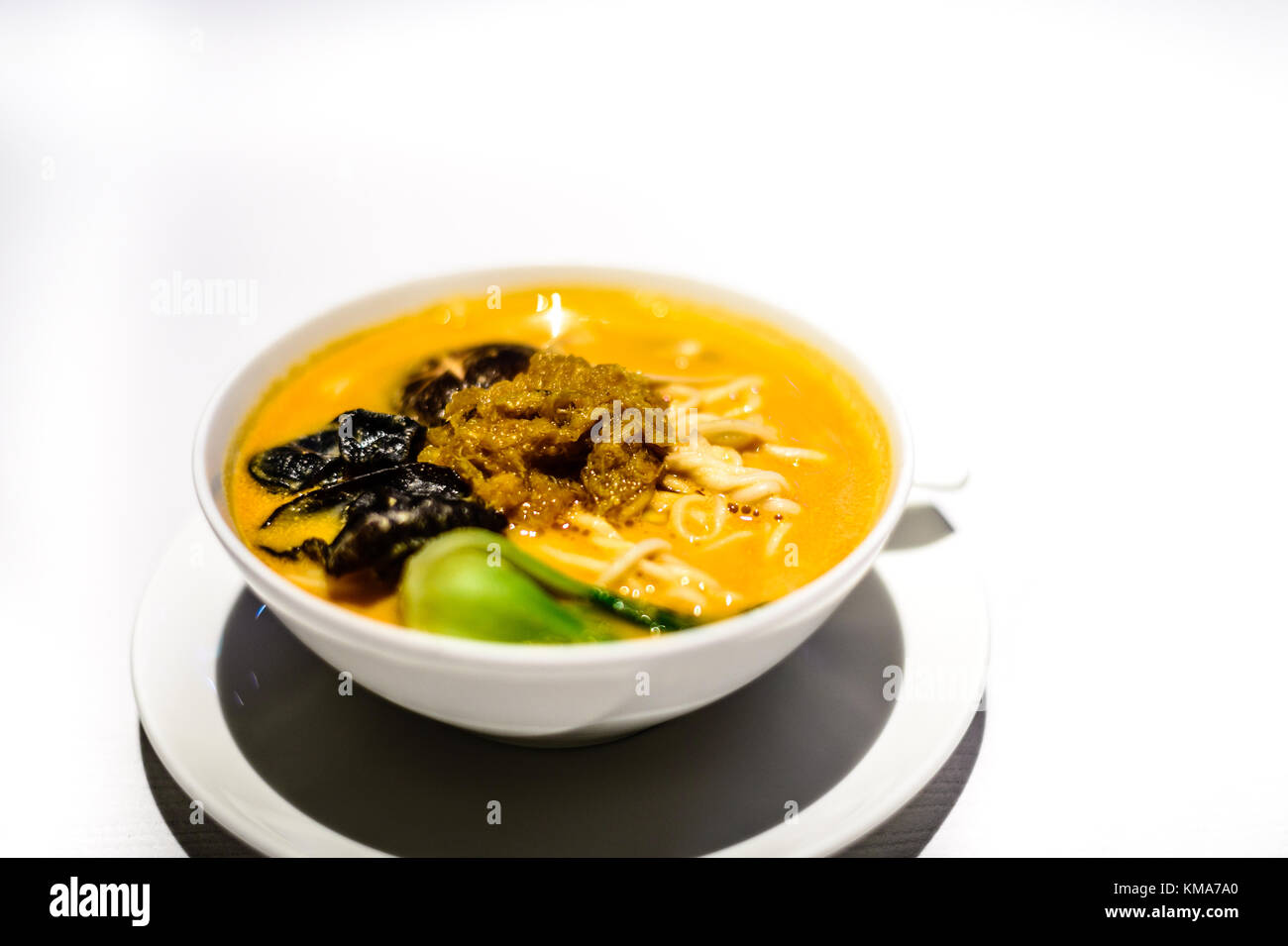 Dan Dan Nudeln mit Krabben roe köstliche weiche Nudeln mit einer cremigen Suppe ergänzt Stockfoto