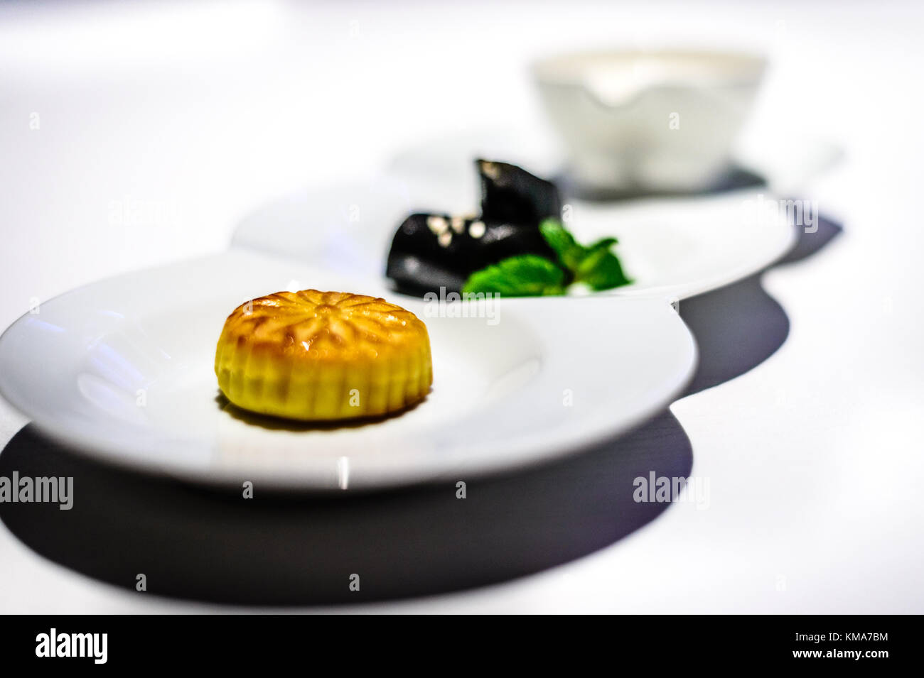 Dessert Combo gesüßt Mandelcreme mit Eiweiß gesüßter schwarzer Sesam Brötchen gebacken Vanillepudding Blätterteiggebäcke mit Kokosnuss Saft Stockfoto