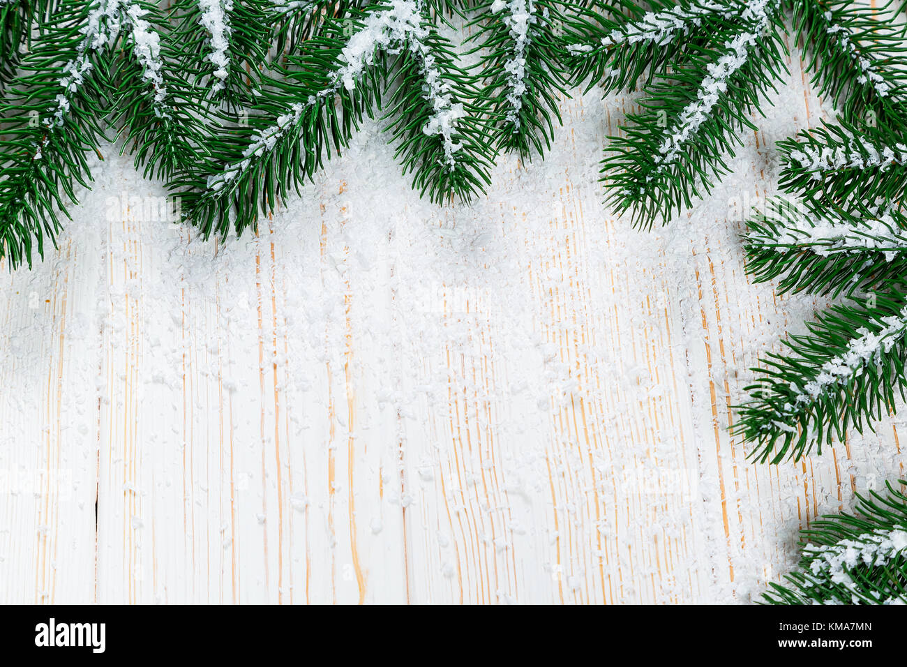 Weihnachten Tannenbaum mit Schnee auf weißem Holz- Hintergrund. Free Space Frame Stockfoto