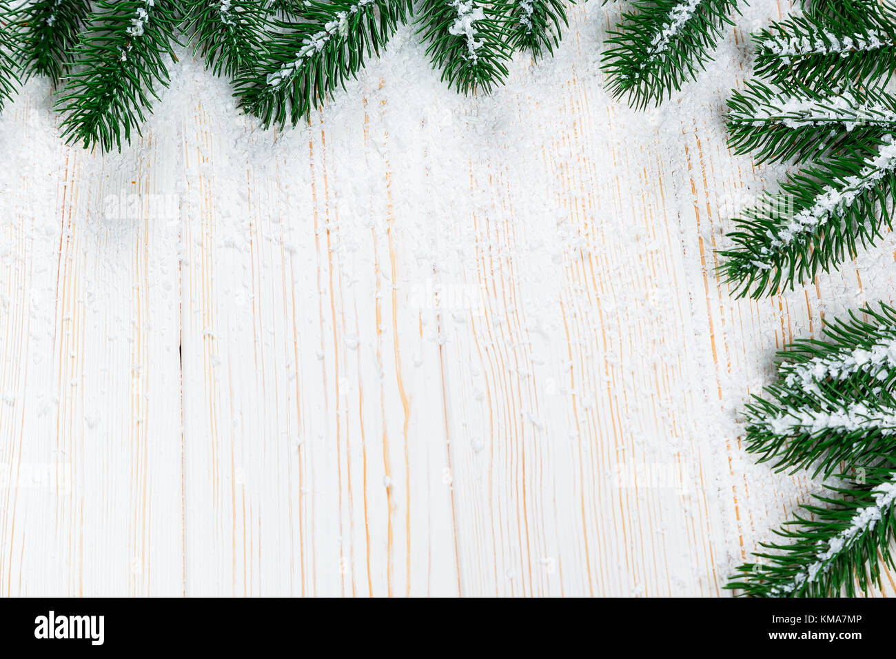 Weihnachten Tannenbaum mit Schnee auf weißem Holz- Hintergrund. Free Space Frame Stockfoto