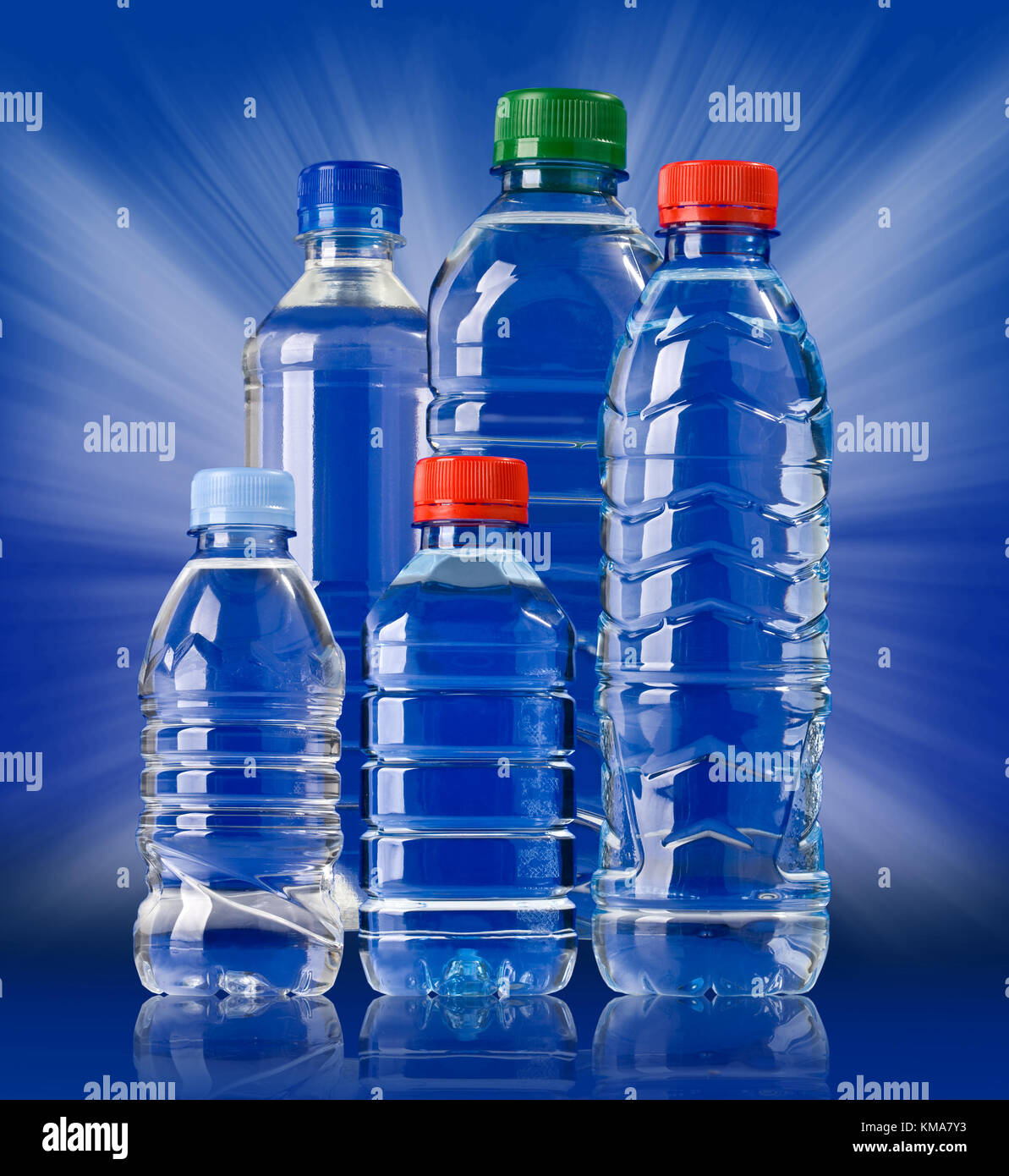 Wasser in Flaschen auf blauem Hintergrund Stockfoto