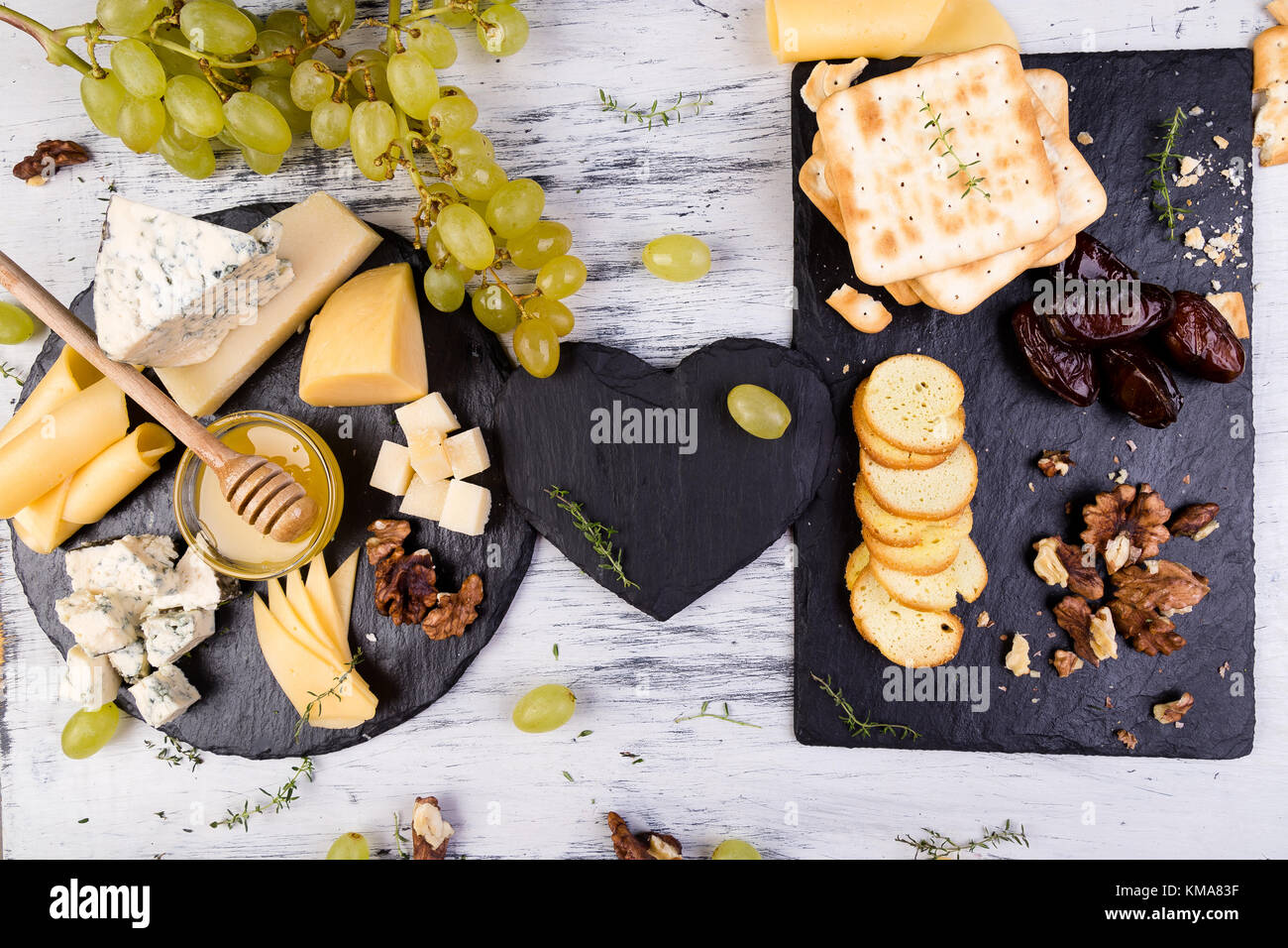 Käseplatte. Auswahl an Käse mit Walnüssen, Brot ein Honig auf Stein Schiefer  Platte Stockfotografie - Alamy