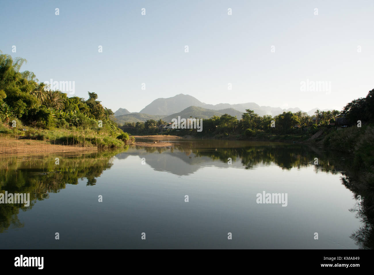 Heitere Atmosphäre am Abend über die Gewässer des Nam Khan in Luang Prabang, Laos Stockfoto