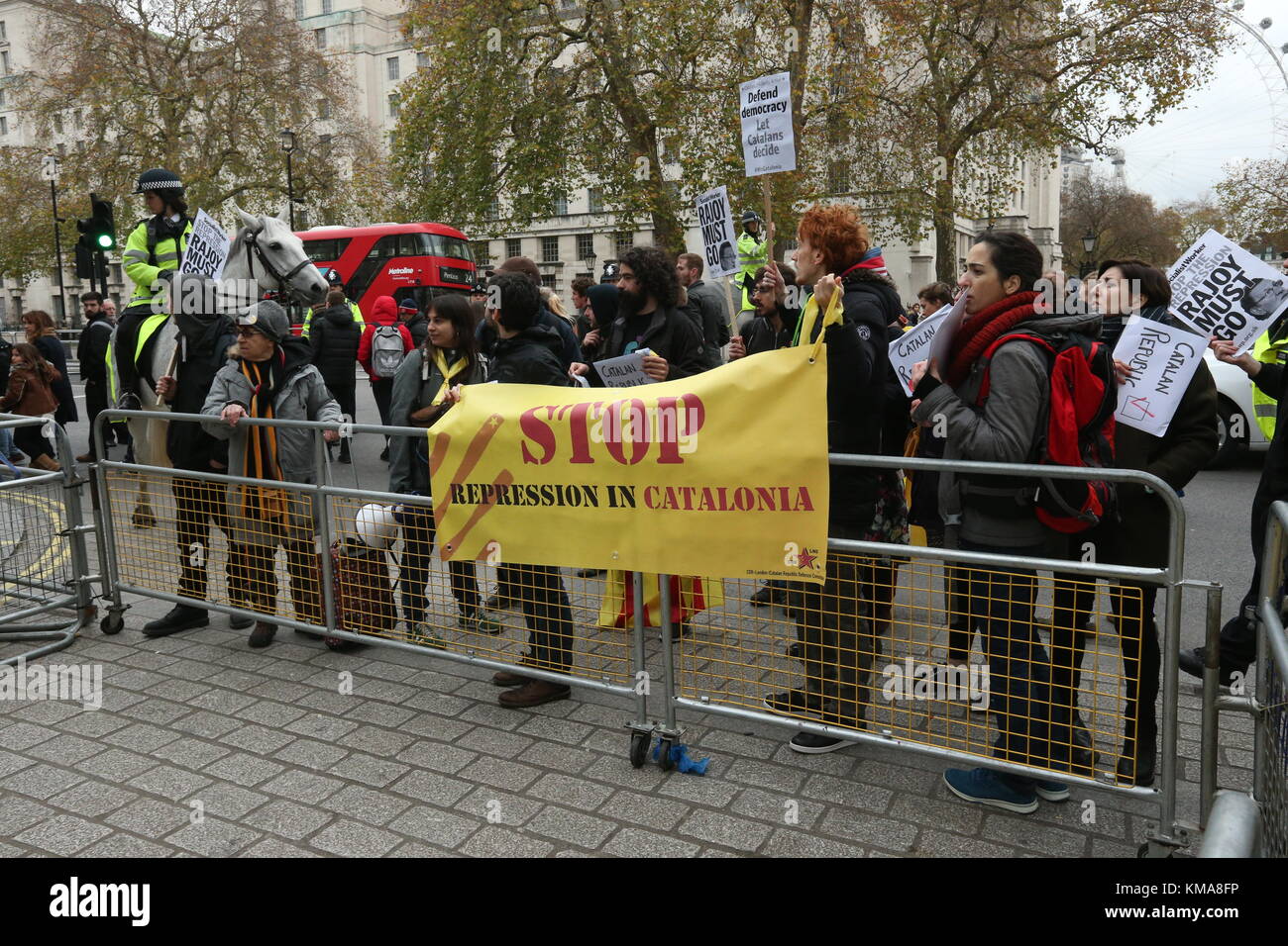 Verfechter der katalanischen Unabhängigkeit Protest außerhalb der Downing Street, London, während des Besuchs des spanischen Ministerpräsidenten Mariano Rajoy. Stockfoto