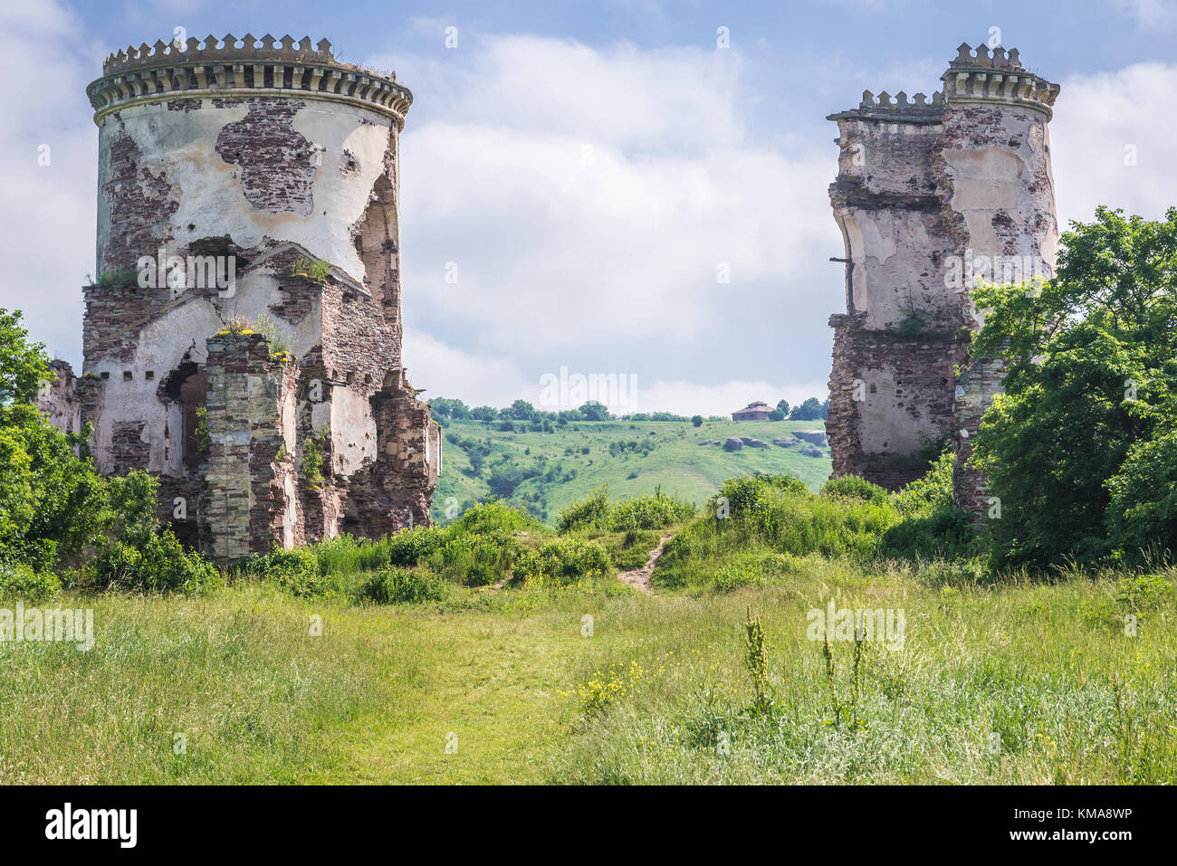Die ruinierte polnische Burg und der Palast in der ehemaligen Stadt Tschervonohorod (auch Tscherwone genannt) im Bezirk Zalischyki, im Gebiet Ternopil der Westukraine Stockfoto