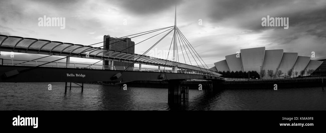 Ein Blick auf den Fluss Clyde, die die Glocken Brücke umfasst. Stockfoto