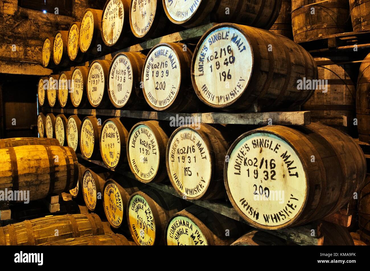 Irischer Whiskey reift in Fässern im Lager von Lockes Distillery in der Stadt Kilbeggan, Westmeath, Irland. Stockfoto