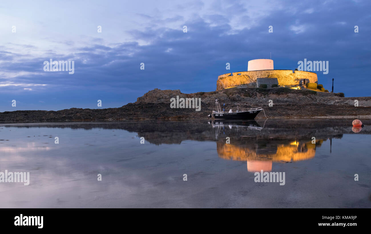 Guernsey Küste - Reflexionen im Wasser Stockfoto