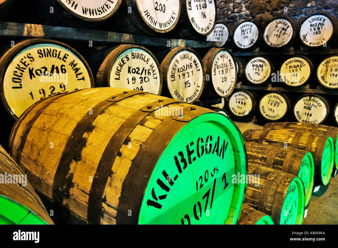 Irischer Whiskey reift in Fässern im Lager von Lockes Distillery in der Stadt Kilbeggan, Westmeath, Irland. Stockfoto