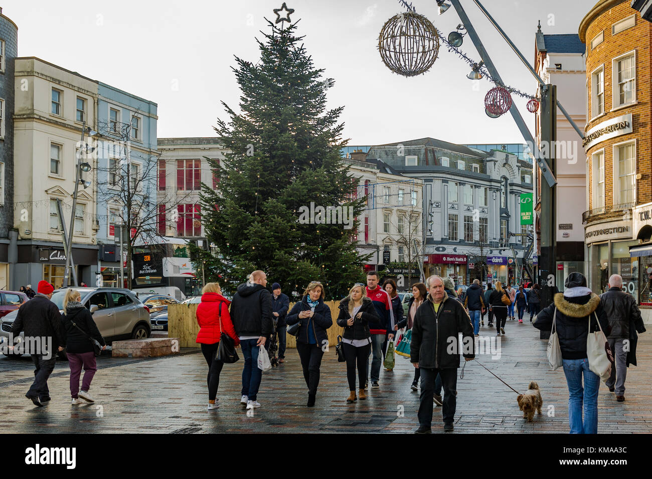 Weihnachtsbaum auf Patrick Street, Cork, Irland, nach einem anstrengenden Einkaufstag mit Käufern vor Weihnachten. Stockfoto