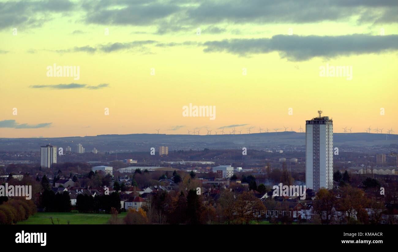 Dämmerung Sonnenuntergang Blick auf South Glasgow mit scotstoun Turm im Vordergrund. Stockfoto
