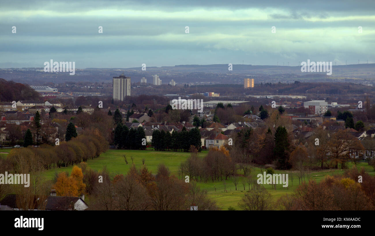 Panoramablick auf South Glasgow mit knightswood Golfplatz im Vordergrund. Stockfoto