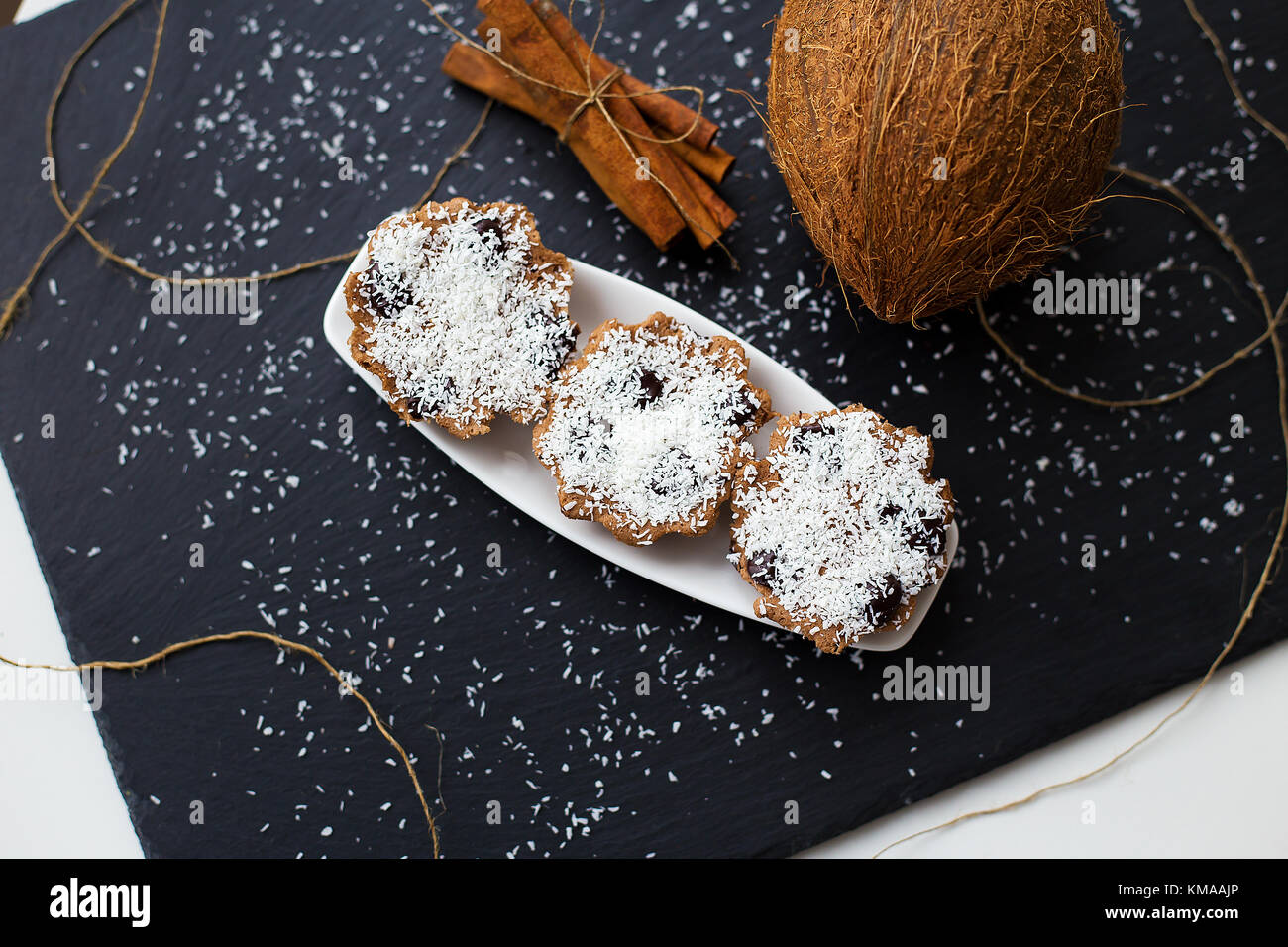 Kokos Muffins auf schwarzem Hintergrund Stockfoto