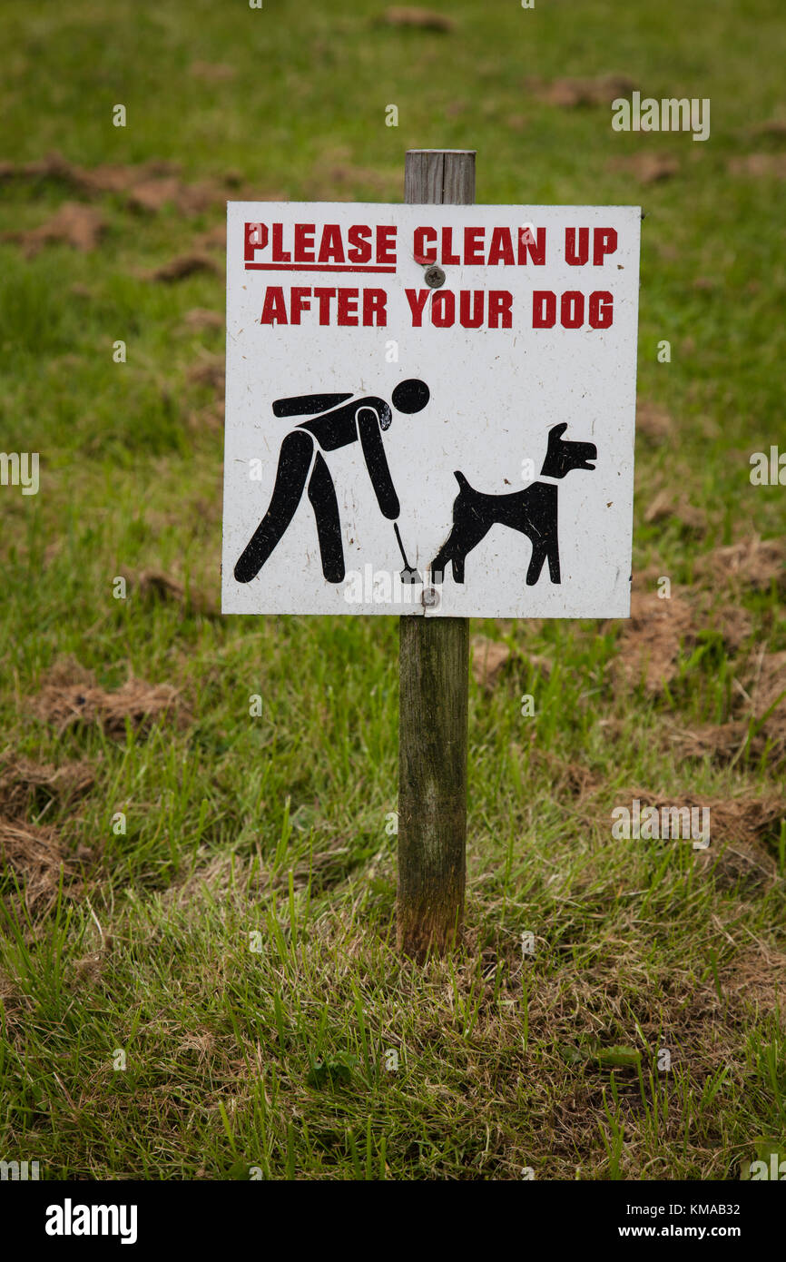 Zeichen anfordern Hundebesitzer zum Aufräumen nach ihrer Hunde. Stockfoto