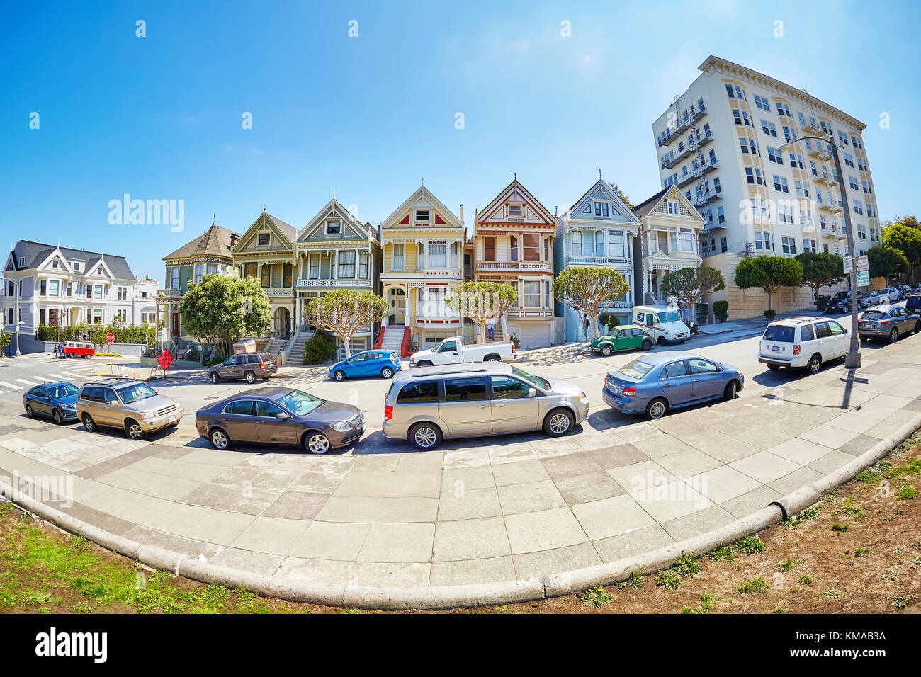 San Francisco, USA - 24. August 2015: Fischaugenobjektiv Bild der Painted Ladies Häuser, die von Steiner Straße an einem schönen Sommertag. Stockfoto