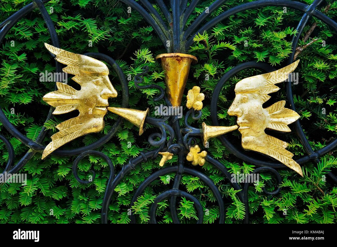 Powerscourt georgianischen Herrenhaus nahe Enniskerry, Irland. Detail der schmiedeeiserne Tor in den Garten. Geflügelte Winde Motiv. Stockfoto