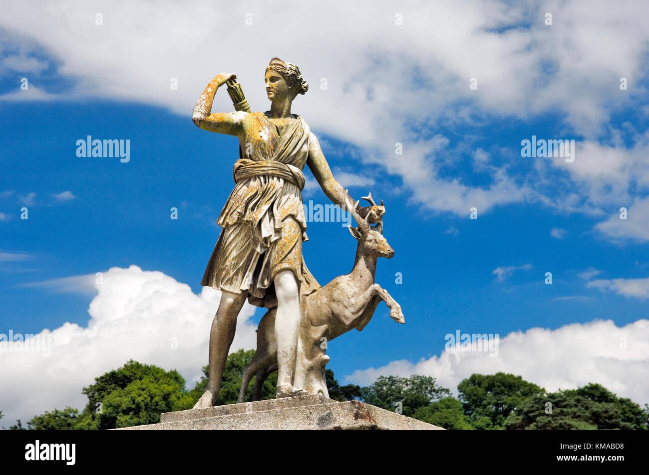 Powerscourt Haus Italianate Garten in der Nähe von Enniskerry, Irland. Diana, die Jägerin, Mitte 19. C. Statue auf der Dachterrasse. Stockfoto