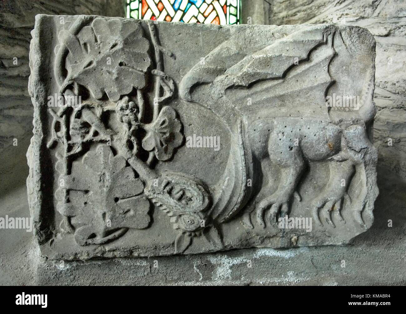 In der St. Brigid’s Cathedral, County Kildare, Irland, befindet sich ein Drachen mit Steinschnitzereien Stockfoto
