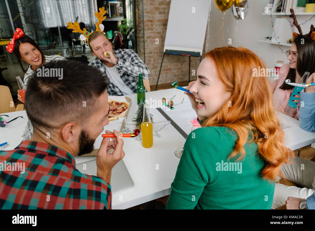 Spaß mit Party Hörner Stockfoto