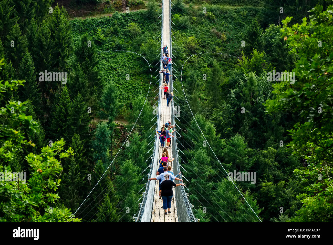 Geierlay, Morsdorf, Deutschland - Juli 11, 2017: Urlauber Deutschlands längste Seil suspension Brücke 300 Fuß über einer Schlucht stock Geierley. Es i Stockfoto