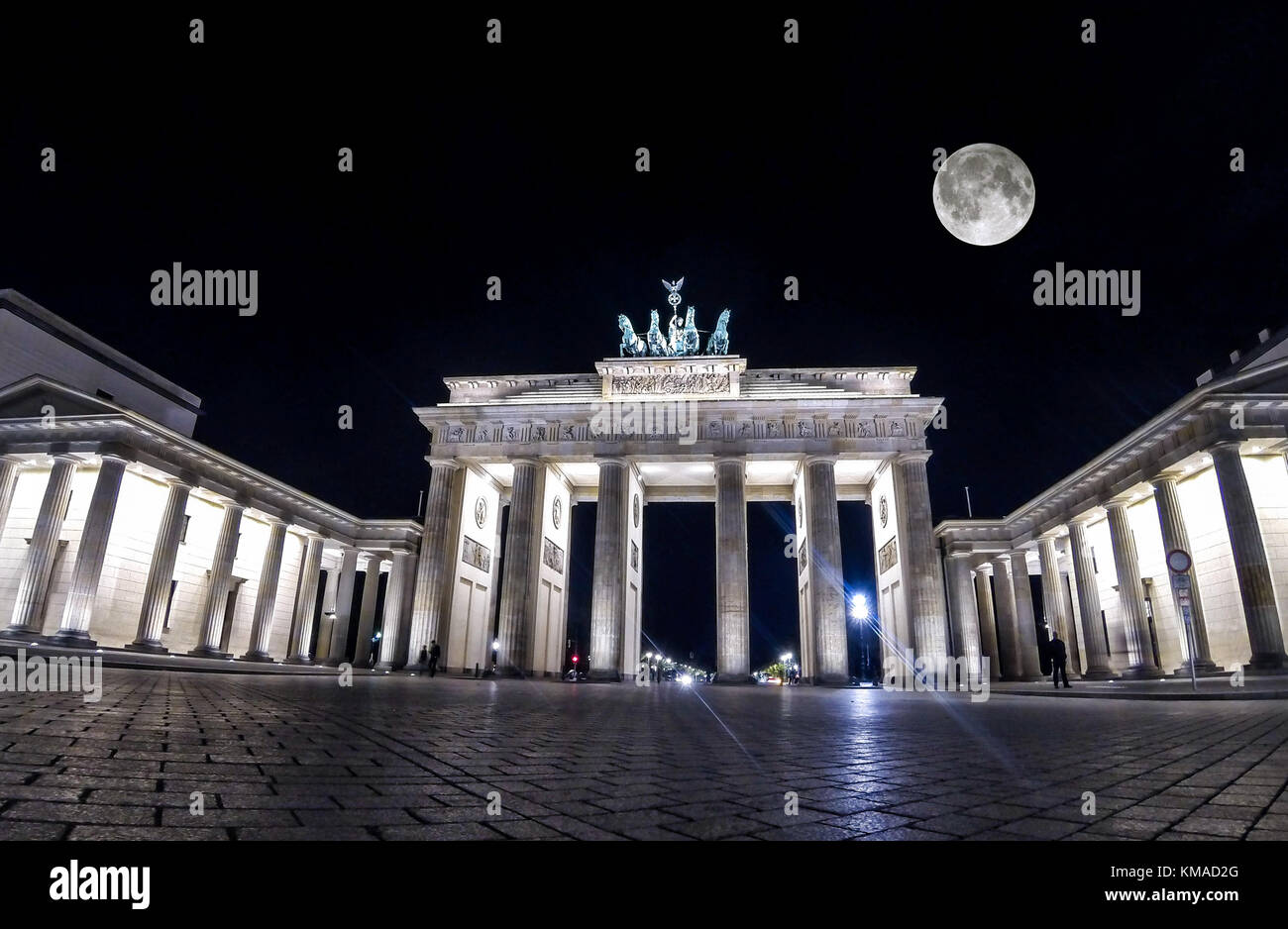Brandenburger Tor bei Nacht, Berlin, Deutschland. Brandenburger Tor, Baujahr 1788-1791 und ist nun die berühmtesten und bekanntesten Wahrzeichen von Deutschland Stockfoto