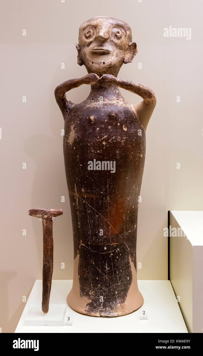 Anthropomorphe Figur und Terrakotta ax aus dem Tempel (ca. 1250-1180 v. Chr.), Museum in Mykene, Mikines, Peloponnes, Griechenland Stockfoto