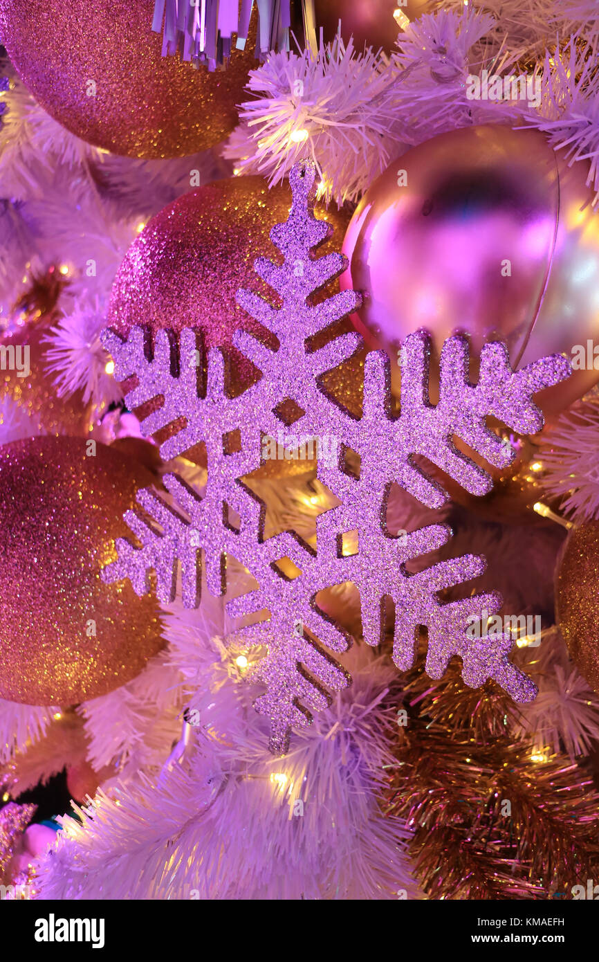 Light-up glitter Schneeflocke und Glitzer Kugel geformt Weihnachtsverzierungen in rosa Farbe Licht Stockfoto