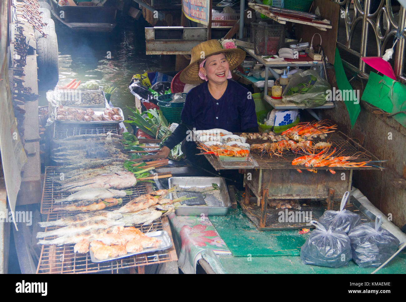 Die Frauen bereiten das Essen in Taling Chan Floating Market in Bangkok. Stockfoto