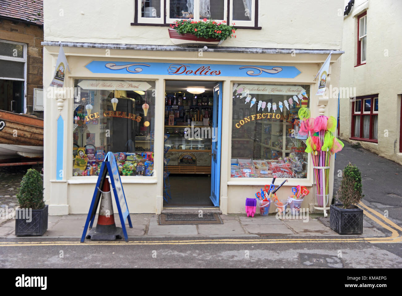 Dollies Eis und Süßwaren shop, Robin Hood's Bay Stockfoto