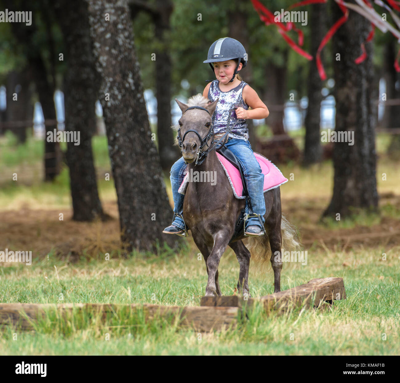 Vier Jahre altes Mädchen reiten Pony. Stockfoto