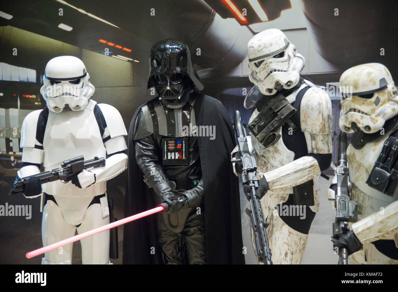 Star Wars Fans gekleidet, wie Darth Vader und Sturmtruppen während eines "Star Wars"-Fans treffen Forcecon 2016 zur Feier der Polnischen Premiere der neuesten Stockfoto