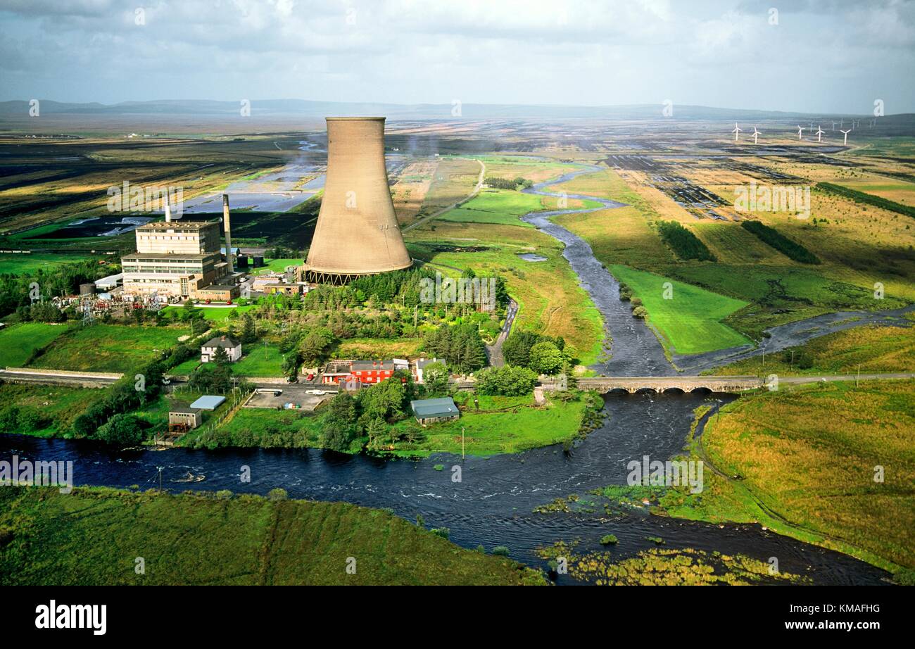 Bellacorick Torf Torf gefeuert Power Station und Windturbinen in der Mitte der großen Torfmoor West County Mayo, Irland. Stockfoto