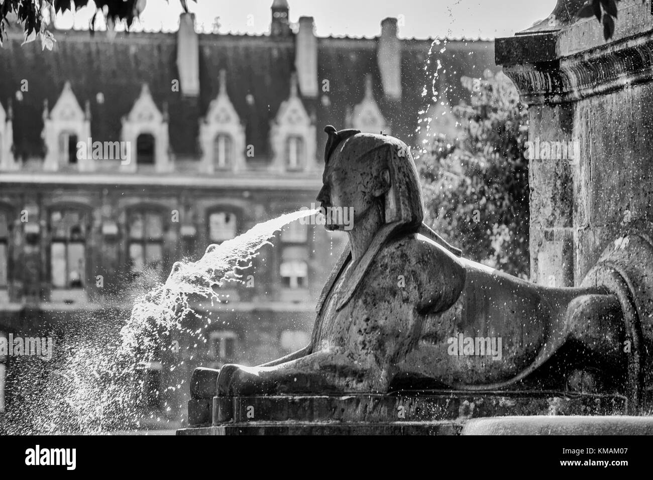 Springbrunnen in Paris mit sfinx herauszuspritzen Wasser in Schwarz und Weiß Stockfoto