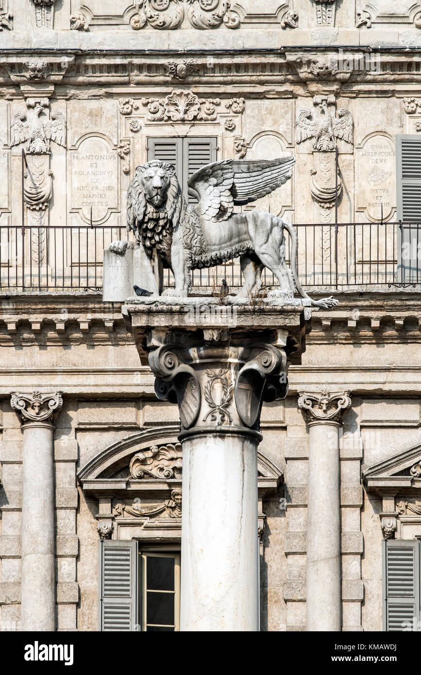 Weißer Marmor Spalte von St. Mark's Löwe, Symbol der Republik Venedig, mit dem Palazzo Maffei hinter, Piazza delle Erbe Square, Verona, Venetien Stockfoto