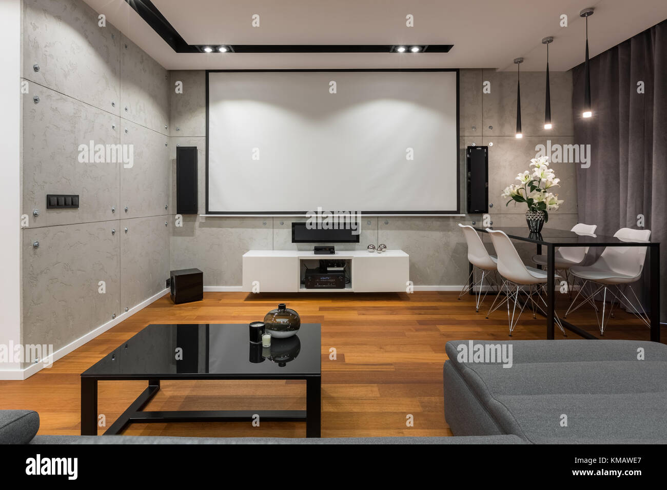 Home Interieur mit Projektor Leinwand, modernen Tisch und weißen Stühlen Stockfoto