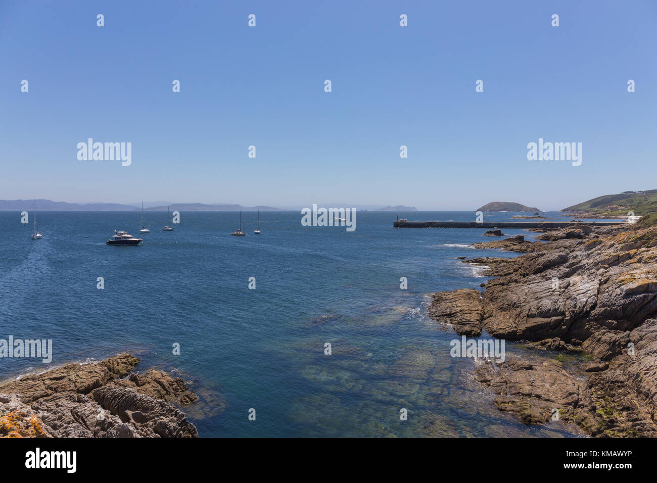 Blick auf Hafen und Küstenfelsen in Ons Island, Atlantic Islands National Park, Pontevedra, Galicien, Spanien Stockfoto