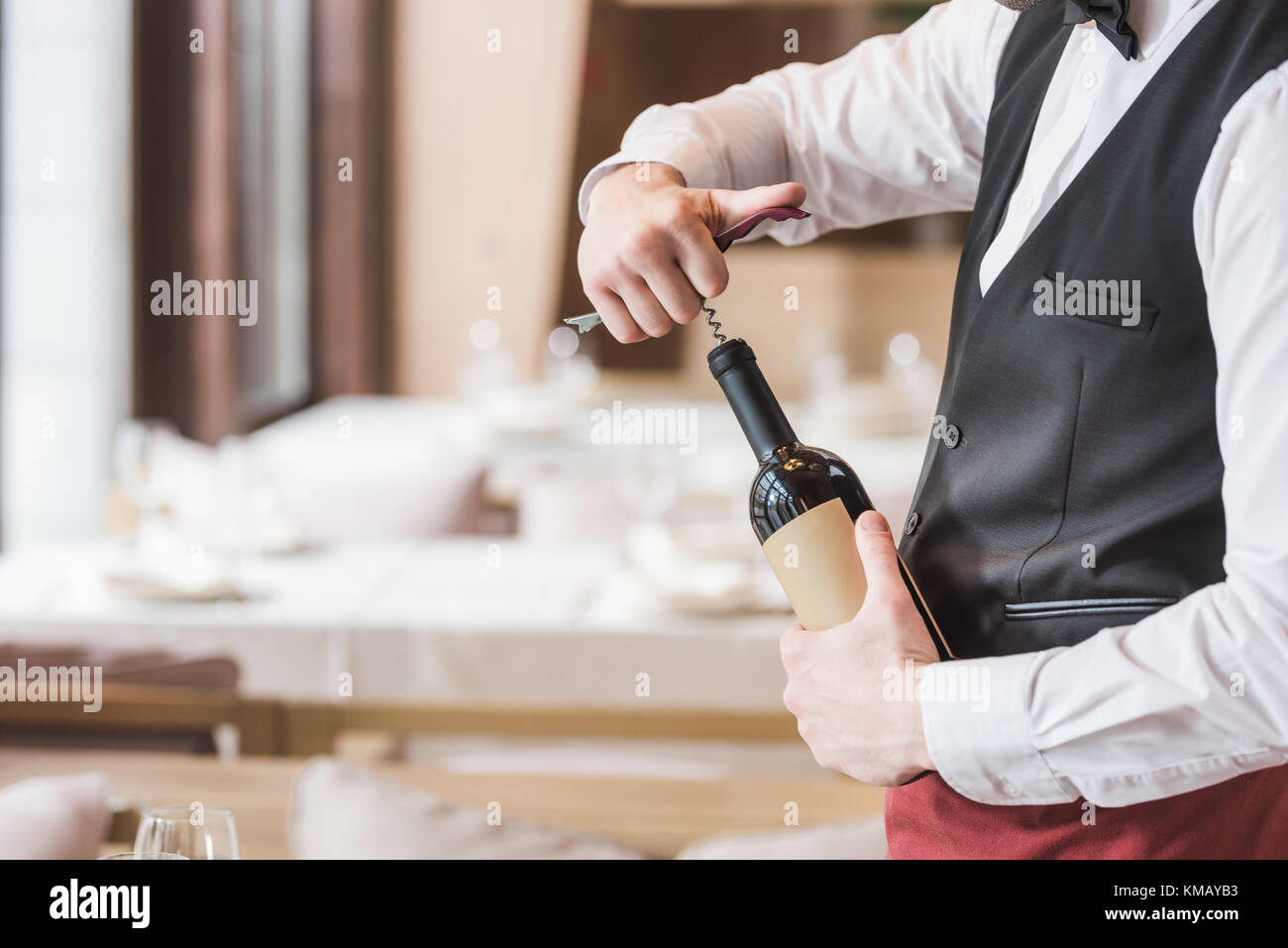 Kellner öffnen Flasche Wein Stockfoto