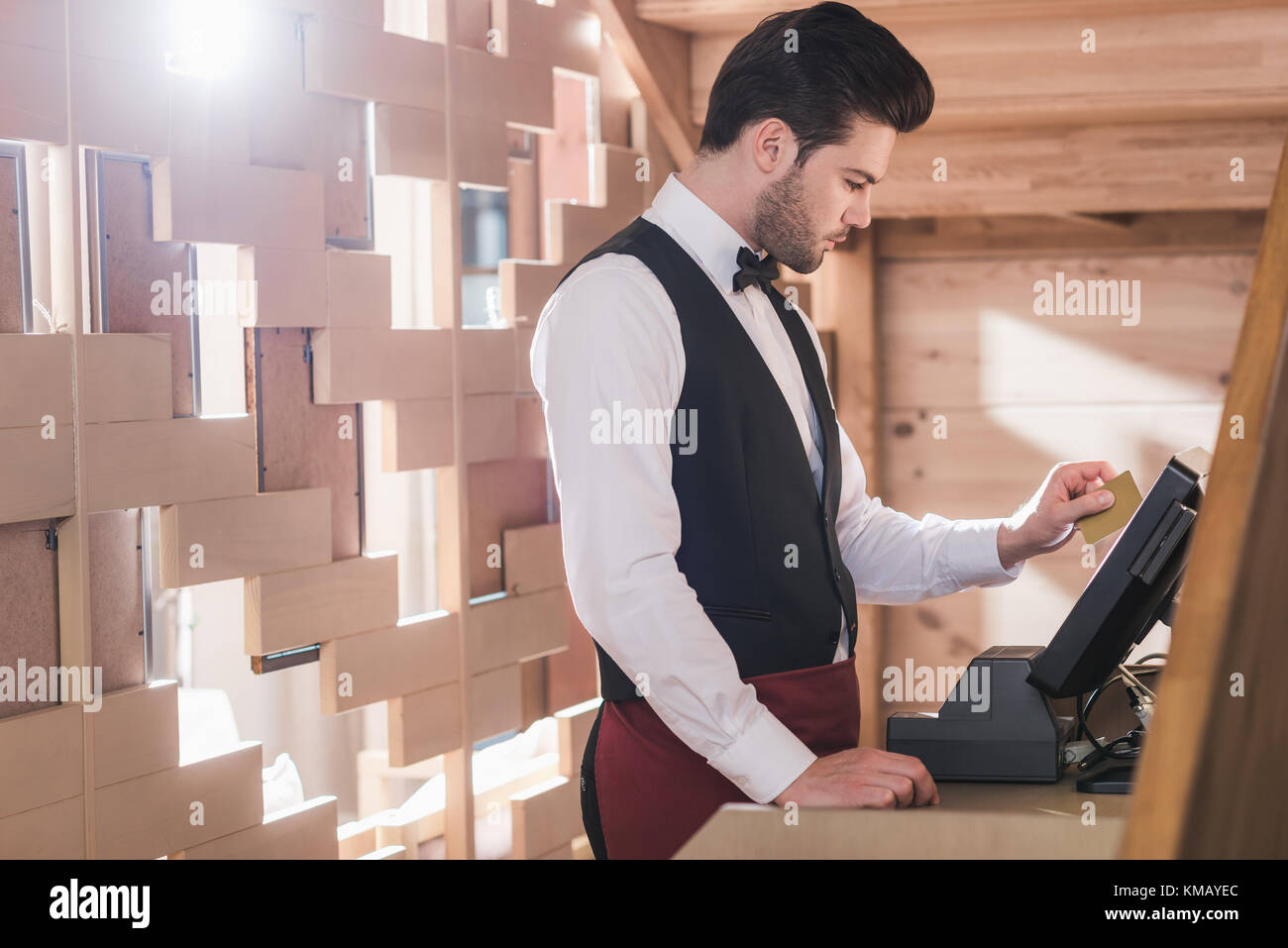 Kellner stehen an der Kasse Stockfoto