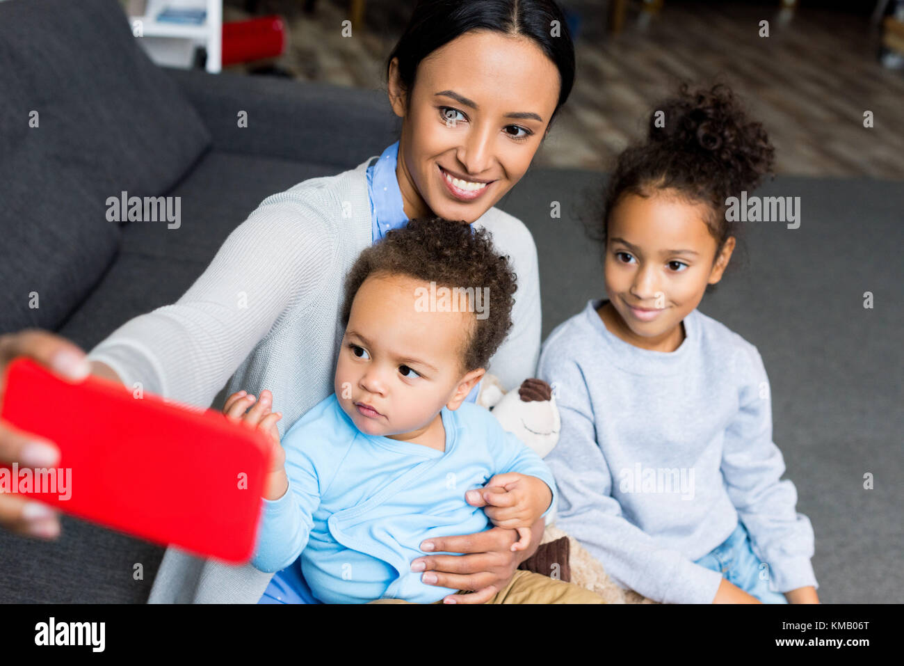 Mutter unter selfie mit Kindern Stockfoto