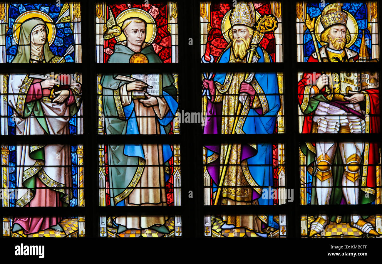 Glasfenster in der Kathedrale von St.-Bavo-Kathedrale in Gent, Flandern, Belgien, Darstellung von katholischen Heiligen Stockfoto