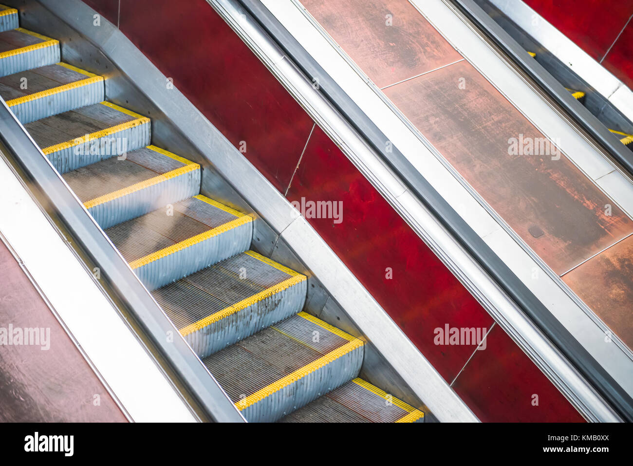 Eine leere Fahrtreppe in der u-bahn Rolltreppe in der U-Bahn. nach oben Treppe. elektrischer Rolltreppe. Selektive Weichzeichner Stockfoto