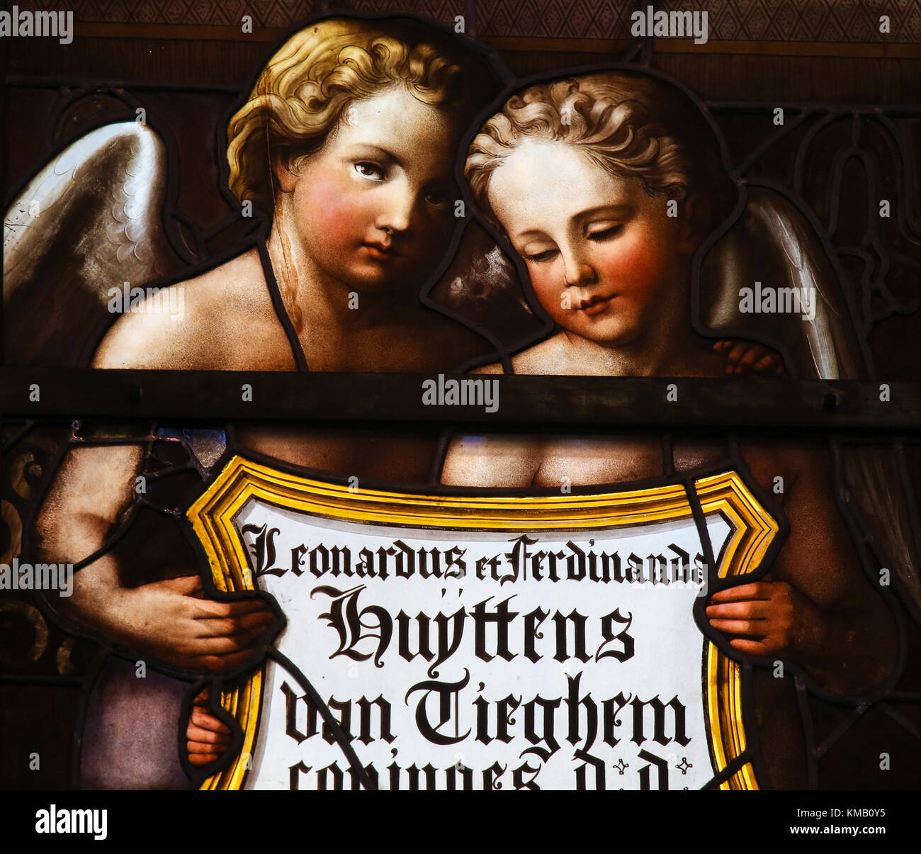 Glasfenster in der Kathedrale von Gent, Belgien, zwei Engel Holding die Namen der Gäste. Stockfoto