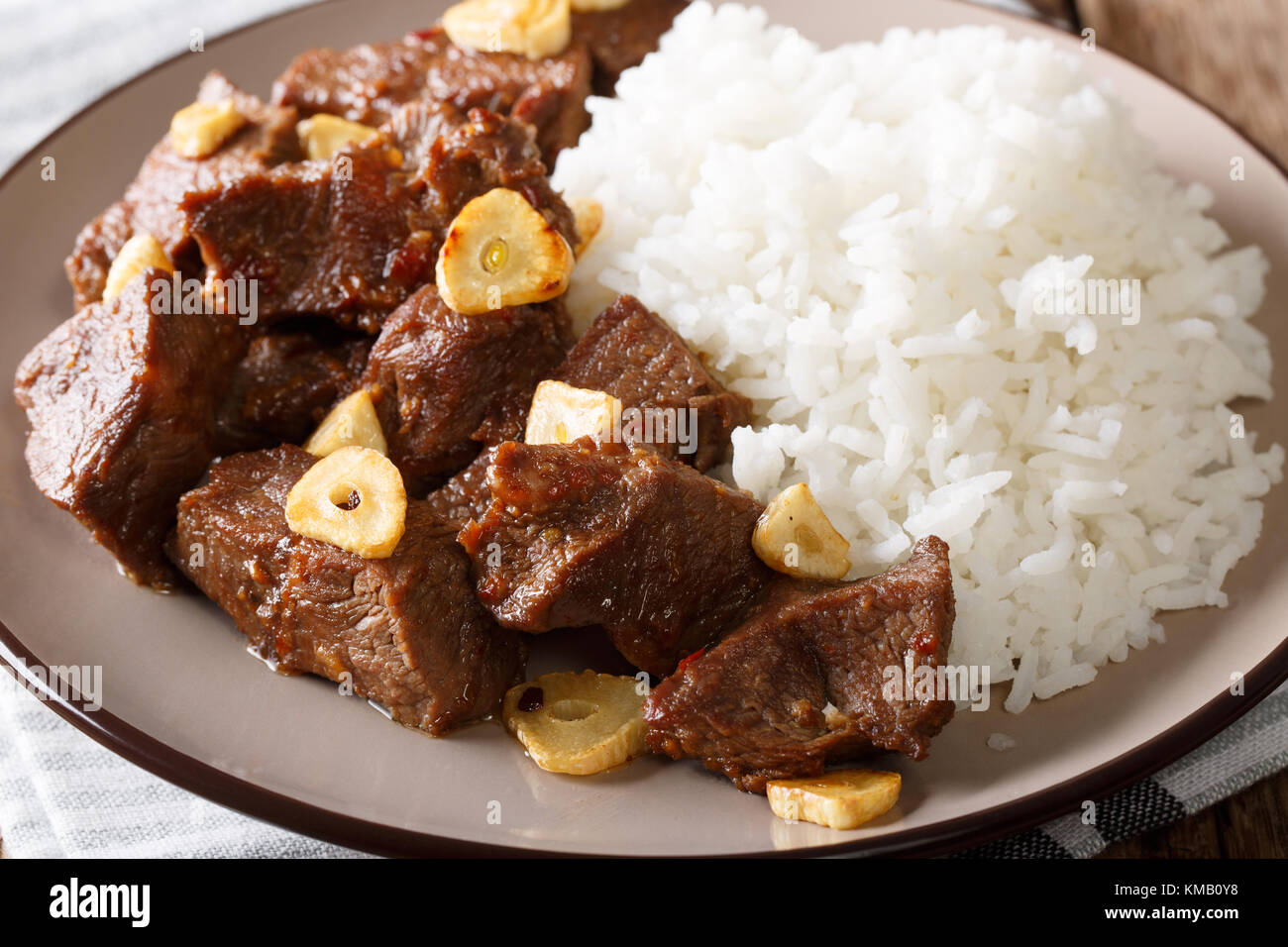 Philippinische Küche: Rindfleisch mit salpicao garnieren Reis Makro auf einem Teller. Horizontale Stockfoto